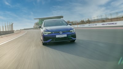 The R features dynamic turning lights.