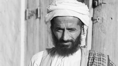 An Emirati man from the 1940s, wearing a vest on top of his kandura. His tarboosh is short and to the side. Photo via National Archives
