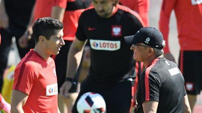 Polish national soccer team head coach Adam Nawalka (R) and player Robert Lewandowski (L) during the team’s training session in La Baule, France, 28 June 2016. Poland will face Portugal in the UEFA EURO 2016 quarter final on 30 June. EPA/BARTLOMIEJ ZOBOROWSKI POLAND OUT