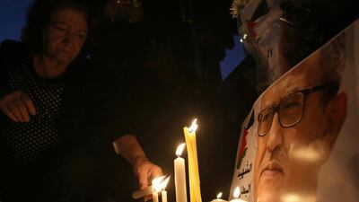 Jordanians light candles for Nahed Hattar, who was shot dead the previous day outside an Amman court. / AFP / Khalil Mazraawi / AFP