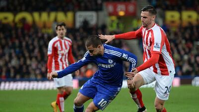 Chelsea’s Belgian midfielder Eden Hazard (L) vies with Stoke City’s US defender Geoff Cameron (R) during the English Premier League football match between Stoke City and Chelsea at the Britannia Stadium in Stoke-on-Trent, central England, on December 22, 2014. AFP PHOTO / OLI SCARFF
