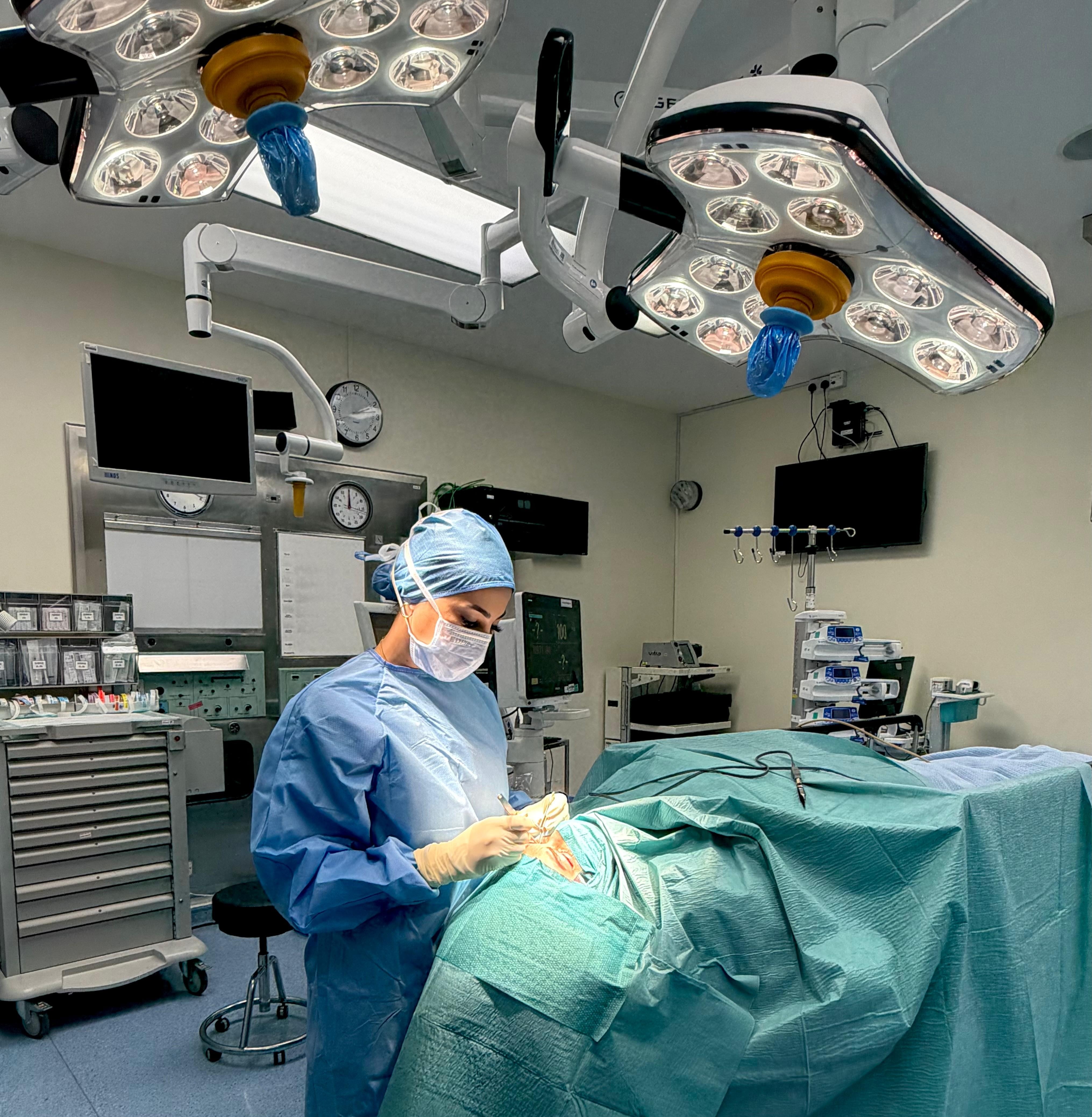 Image linked from the original feed: Surgeons warn women off 'dangerous' XS-XL cosmetic trend