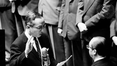 The General Assembly this afternoon unanimously appointed Ambassador U Thant as Acting Secretary-General of the United Nations for a term of office extending until 10 April 1963. The action of the Assembly was taken on a draft resolution sponsored by Ceylon, Liberia and the United Arab Republic. The result of the secret ballot was 103 in favour to none against, with no abstentions. The installation ceremony took place on the dais of the Assembly Hall shortly after the result of the voting was announced. Representatives gave the appointee a standing ovation as he proceeded to the dais to take the oath of office. Here, U Thant (left) is seen just before he was sworn-in by General Assembly President Mongi Slim (right), of Tunisia. On the dais with them are the Vice-Presidents (13) of the Assembly, the Chairmen of the Assembly’s Seven Main Committees and the Presidents of the three Councils.