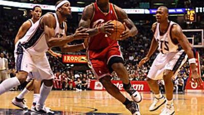 LeBron James, in red, is the youngest player to score 11,000 career points. At 23 years and 323 days he succeeds the former holder Kobe Bryant by more than a year.