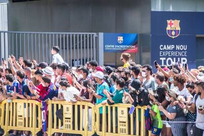 Fans at the gate of Camp Nou during Lionel Messi's farewell press conference.