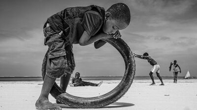 Black and Whithe Photo Awards 2025 - Street Category Winner - Trapped in a Frame , by Yanitsa Genova. Photo: Yanitsa Genova / Black and White Photo Award