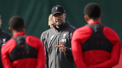 Liverpool manager Jurgen Klopp speaks to his players. Reuters