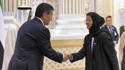 Noura Mohamed Al Kaabi greets President Jeenbekov. Ryan Carter / Ministry of Presidential Affairs