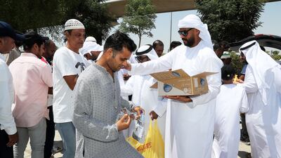 Organisers distributing 500 meals at Al Kabeer Mosque