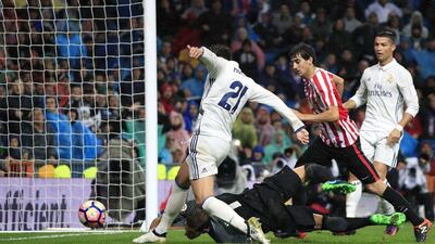Real Madrid’s Alvaro Morata, left, scores the second goal against Athletic Bilbao. Zipi / EPA