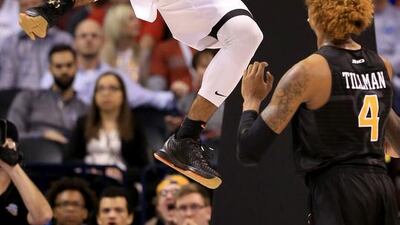 OKLAHOMA CITY, OKLAHOMA - MARCH 18: Gary Payton II #1 of the Oregon State Beavers dunks the ball in the first half while taking on the Virginia Commonwealth Rams in the first round of the 2016 NCAA Men's Basketball Tournament at Chesapeake Energy Arena on March 18, 2016 in Oklahoma City, Oklahoma. Tom Pennington/Getty Images/AFP== FOR NEWSPAPERS, INTERNET, TELCOS & TELEVISION USE ONLY ==