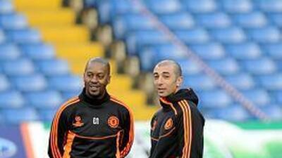 Chelsea interim manager Roberto Di Matteo, right, and assistant coach Eddie Newton watch during a training session at Stamford Bridge in London on March 13, 2012. REUTERS/Paul Hackett