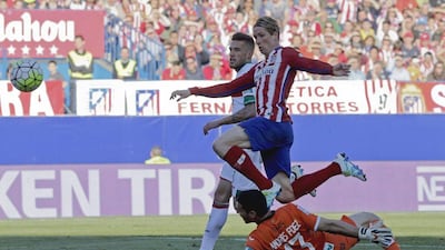 Atletico Madrid’s striker Fernando Torres (C) scores his goal against Granada FC during their La Liga match played at Vicente Calderon stadium in Madrid, Spain on 17 April 2016. EPA/BALLESTEROS