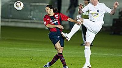 Atlante's Guillermo Rojas, left, dodges the ball in the first half against Auckland City.