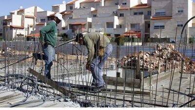 Eight hundred new homes are to be built in the West Bank Jewish settlement of Ariel, according to the Israeli newspaper Haaretz.
