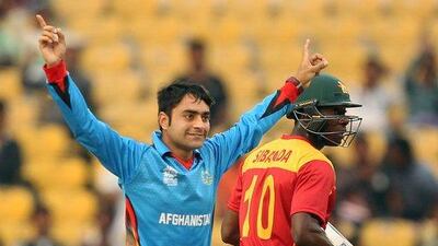 Afganistan’s Rashid Khan (L) celebrates the wicket of Zimbabwe’s Vusi Sibanda during the T20 World Cup cricket match between Zimbabwe and Afghanistan at the VCA stadium in Nagpur on March 12, 2016. / AFP / Prashant Bhoot