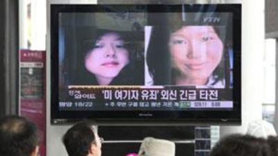 South Koreans watch a news broadcast about two American journalists detained in North Korea at the Seoul Railway Station, in South Korea, on June 8 2009.
