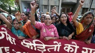Survivors and relatives of those killed in the 1984 gas disaster demonstrate in front of the Bhopal Memorial Hospital and Research Centre. Sanjeev Gupta / EPA