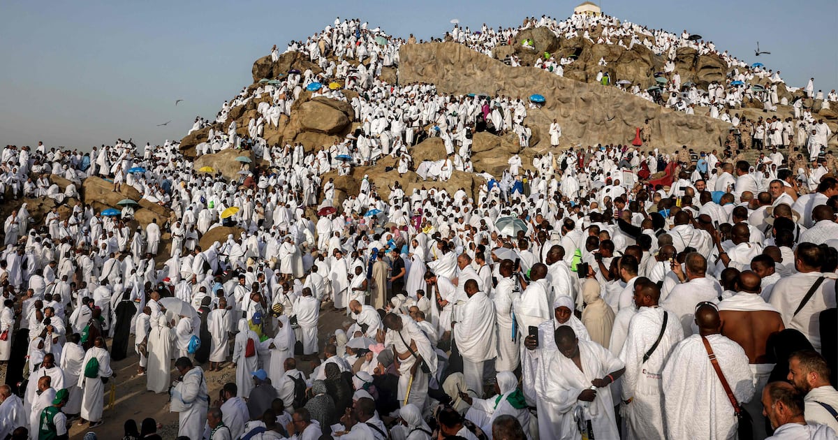 Top Images from May 26: From Worshippers at Saudi Arabia’s Mount Arafat to Peru’s Clown Day Celebrations Top Images from May 26: From Worshippers at Saudi Arabia’s Mount Arafat to Peru’s Clown Day Celebrations