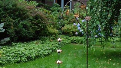 Consisting of a series of polished brass rings each with a metal ball at the centre, Temple Bell is one of the most poplar items in the Woodstock Chimes range.