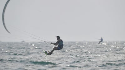 An athlete kite-surfs during the Dubai watersport festival, organised by the Dubai International Marine Club (DIMC), in the Gulf emirate on June 26, 2020. / AFP / KARIM SAHIB