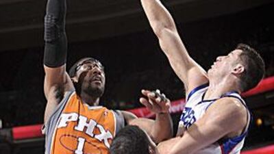 The Phoenix Suns' Amar'e Stoudemire shoots against the 76ers on Monday.
