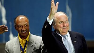 The Fifa president Sepp Blatter, right, has been asked to arbitrate as the race between the current AFC president Mohamed bin Hammam, left, and his challenger Sheikh Salman Al Khalifa hots up.