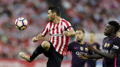 Athletic Bilbao striker Aritz Aduriz, fights, for the ball with French defender Samuel Umtiti. Luis Tejido / EPA
