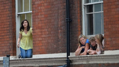 People choose some dangerous vantage points in their efforts to see the baby of Prince William and Catherine, Duchess of Cambridge outside the Lindo Wing of St Mary's Hospital in London on July 23, 2013. The baby was born on Monday afternoon weighing eight pounds six ounces (3.8 kilogrammes). The baby, titled His Royal Highness, Prince (name) of Cambridge, is directly in line to inherit the throne after Charles, Queen Elizabeth II's eldest son and heir, and his eldest son William. AFP PHOTO / BEN STANSALL *** Local Caption *** 603368-01-08.jpg