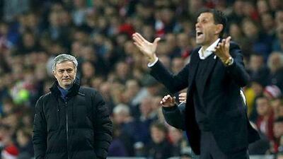 Sunderland manager Gustavo Poyet, right, gestures as he is watched by Chelsea manager Jose Mourinho during their English Premier League match at the Stadium of Light in Sunderland, northern England November 29, 2014. REUTERS/Andrew Yates