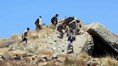 Yemeni tribesmen from the Popular Resistance Committee, supporting forces loyal to Yemen's Saudi-backed President Abdrabu Mansour Hadi, hold a position in the country's third-city Taez during clashes with Houthi rebels, on November 21, 2016. A fragile 48-hour ceasefire in Yemen ended today after failing to stem violence across the country, with each side blaming the other for violating the US-backed truce. / AFP / AHMAD AL-BASHA