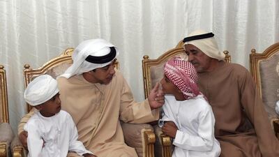 Sheikh Mansour bin Zayed, Deputy Prime Minister and Minister of Presidential Affairs, paid tribute to the UAE martyrs who lost their lives in a terrorist attack in Kandahar, Afghanistan, while on a humanitarian mission. He visited martyr Mohammed Issa Al Kaabi’s home in Hilli district of Al Ain and expressed his sympathies to his father and other family members. He also prayed to Almighty Allah to rest the martyr’s soul in peace. Wam