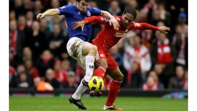 Everton’s Seamus Coleman, left, and Liverpool’s Glen Johnson battle for the ball during yesterday’s 2-2 draw.