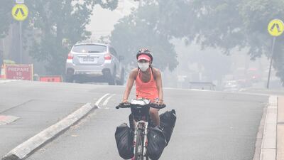 People wear face masks to protect themselves from the smoke haze over Sydney. Getty Images