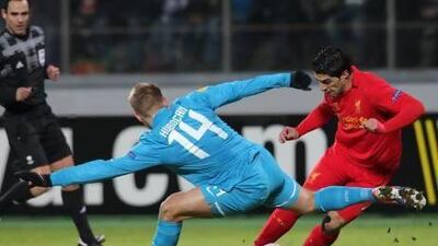 Liverpool’s Luis Suarez takes the ball away from Zenit Saint Petersburg’s Tomas Hubocan last night.