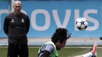 Isco, with manager Zinedine Zidane in the background, take part in the team's training session. Mariscal / EPA