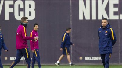 epa05239437 FC Barcelona’s head coach Luis Enrique (R) leads the team’s training session held at Joan Gamper Sports City in Sant Joan Despi, Catalonia, Spain, 01 April 2016. FC Barcelona will face Real Madrid in a Spanish La Liga ‘Clasico’ football match the upcoming 02 April. EPA/QUIQUE GARCIA