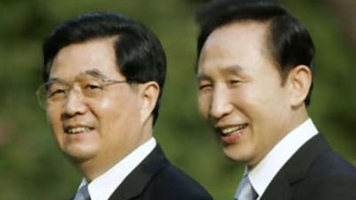 The South Korean President Lee Myung-bak, right, walks with the Chinese President Hu Jintao upon their arrival for a joint news conference at the presidential Blue House in Seoul yesterday.