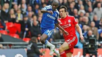 Chelsea's Ramires (L) is challenged by Liverpool's Jose Enrique during their FA Cup final soccer match at Wembley Stadium in London May 5, 2012. REUTERS/Phil Noble (BRITAIN - Tags: SPORT SOCCER) *** Local Caption *** WEM11_SOCCER-ENGLAN_0505_11.JPG