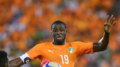 epa04591716 Yaya Toure (R) of Ivory Coast clears the ball from Edgar Salli of Cameroon during the 2015 Africa Cup of Nations football match between Cameroon and Ivory Coast at Malabo Stadium, Malabo, Equatorial Guinea, 28 January 2015. EPA/GAVIN BARKER UK AND IRELAND OUT