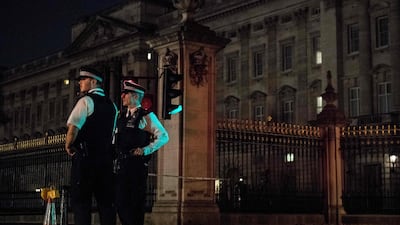 Police officers stand guard at a police cordon next to Buckingham Palace.. Chris J Ratcliffe / AFP
