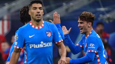 Atletico Madrid's French midfielder Antoine Griezmann (R) celebrates after scoring an equalizer during the UEFA Champions League Group B football match between AC Milan and Atletico Madrid on September 28, 2021 at the San Siro stadium in Milan. (Photo by MIGUEL MEDINA / AFP)