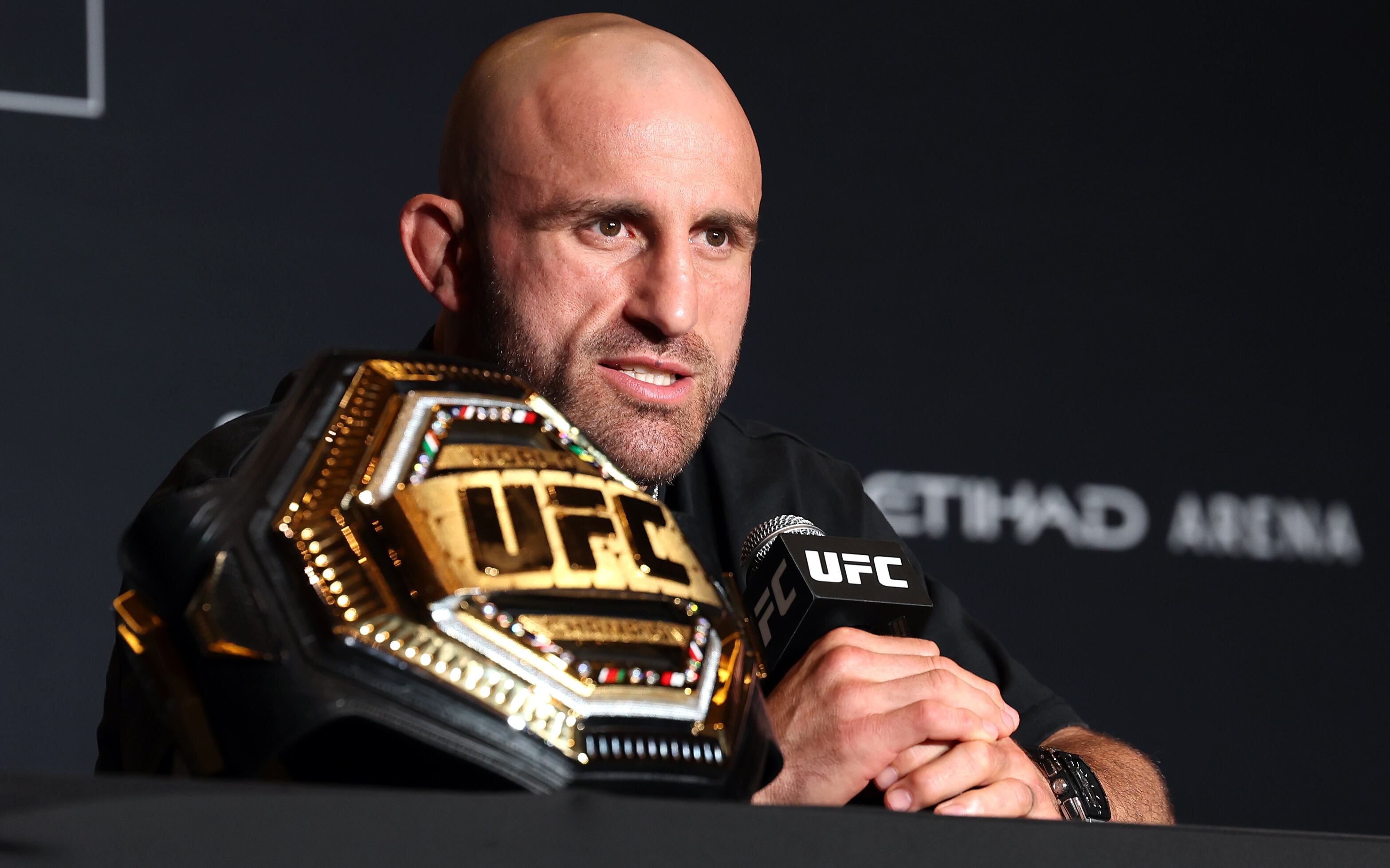 Champion Alexander Volkanovski speaks to the media.