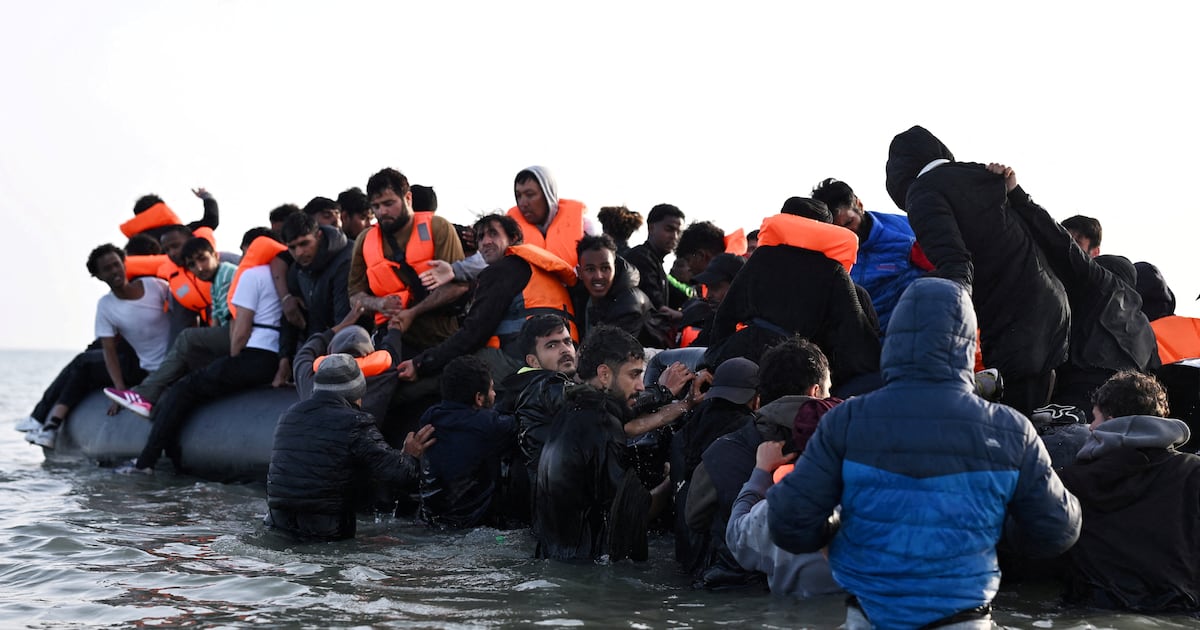 More than 1,200 migrants cross English Channel during heatwave