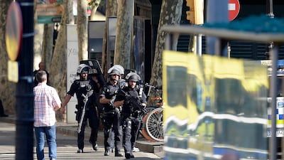 Armed policemen arrive in a cordoned off area. Josep Lago / AFP.