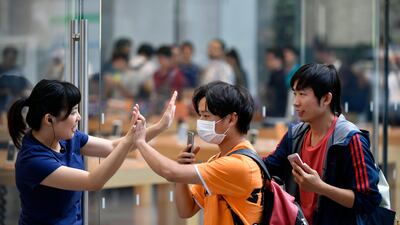 epa06218643 Early customers share high-five with an Apple store employee at the Apple Store of Omotesando shopping district in Tokyo, Japan, 22 September 2017. Apple launched its new iPhone 8 and iPhone 8 Plus and the Apple Watch Series 3 on 22 September. EPA/FRANCK ROBICHON