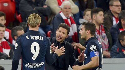 Atletico Madrid coach Diego Simeone talks to players Fernando Torres and Koke Resurreccion reacts during match against Athletic Bilbao. REUTERS/Vincent West