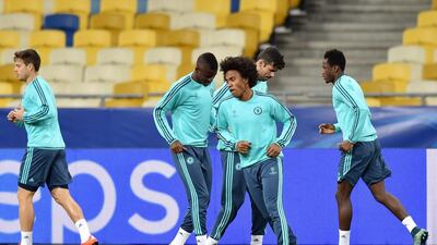 Chelsea's Brazilian midfielder Willian (C) takes part in a training session at Olimpiskiy Stadium in Kiev on October 19, 2015, a day before the team's Champion's League Group G football match against FC Dinamo. AFP PHOTO / SERGEI SUPINSKY