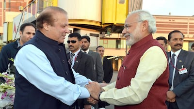 Pakistan's prime minister Nawaz Sharif welcomes his Indian counterpart Narendra Modi on a surprise visit to Lahore (EPA/PRESS INFORMATION BUREAU)