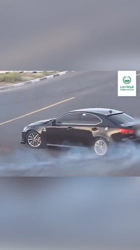 شرطة دبي تضبط سائقًا قام بحركات استعراضية خطيرة